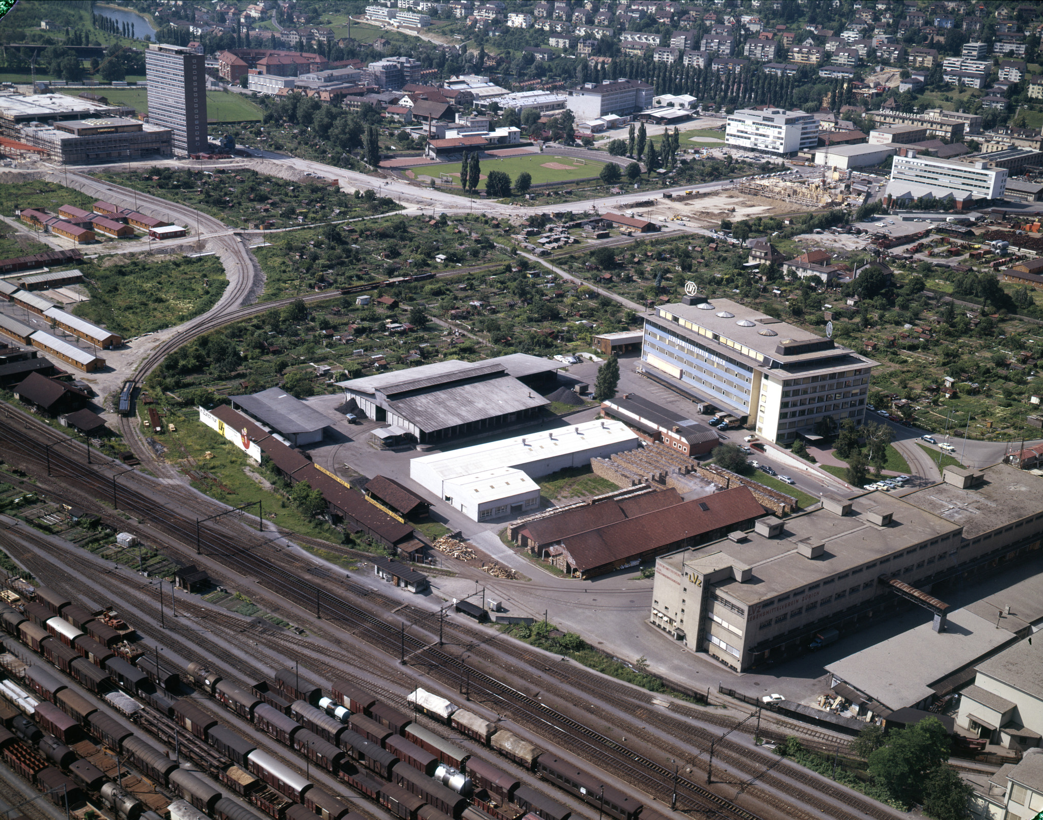 Luftbild Zentrale LVZ, Turbinenstrasse Zürich, im Hintergrund Hochhaus Migros Herdern und Teile von Höngg, ca. 1965
