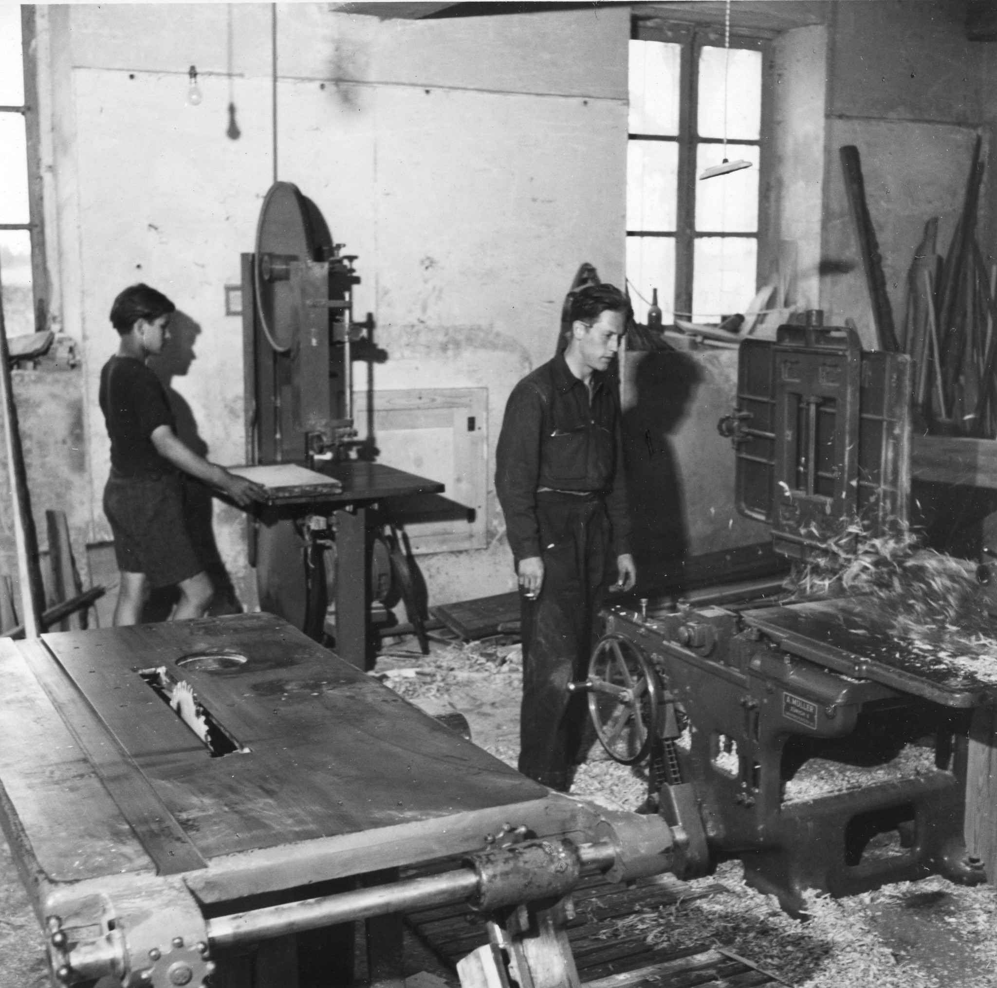 "Longueil-Annel (Ile de France) [eigentlich Picardie, Frankreich]", "In der Werkstatt", Lehrling und Aufsicht bei Schreinerarbeit, [Schule für invalide, schwachbegabte und schwererziehbare Kinder und Jugendliche], vermutlich um 1950 (Nachkriegsz