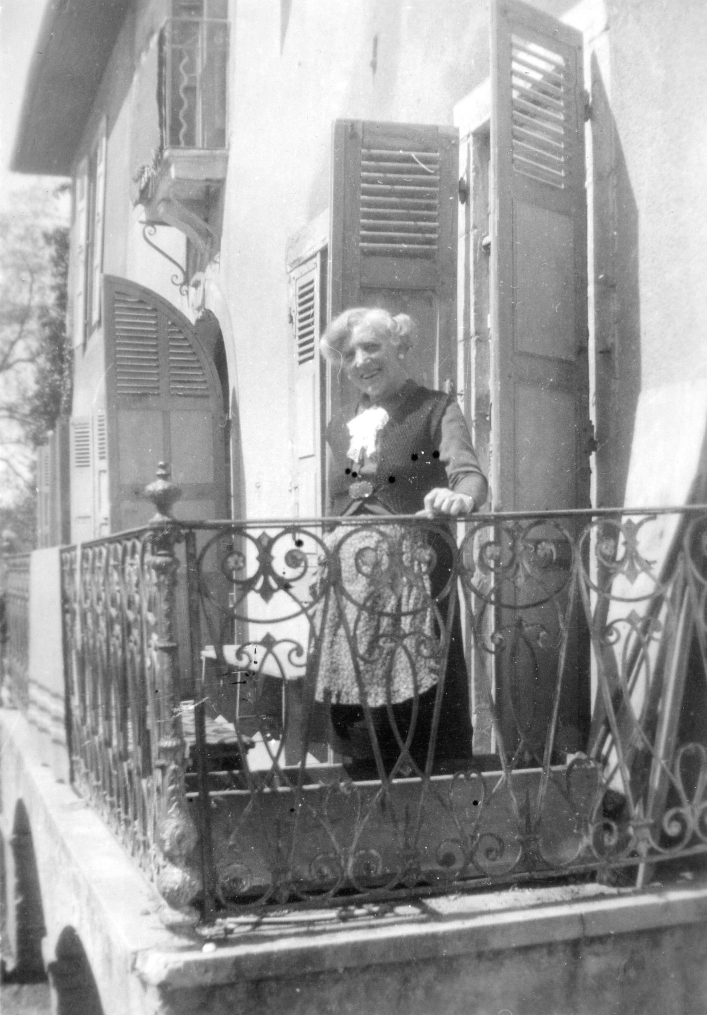 "Frau Chevallier"; Frau posiert auf einem Balkon