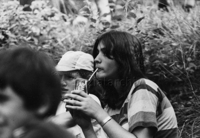 Jugendliche trinkt Cola; um 1980