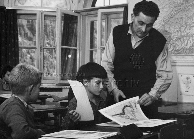 "Kinderheilstätte, Schule", Davos (?) - Kinder und Lehrer mit Weltatlas; 1971