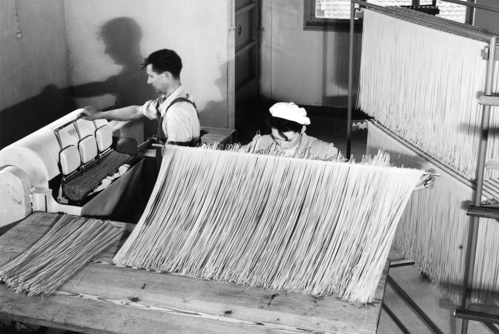 Angestellte bei der Spaghetti-Produktion in der Teigwarenfabrik Münsingen