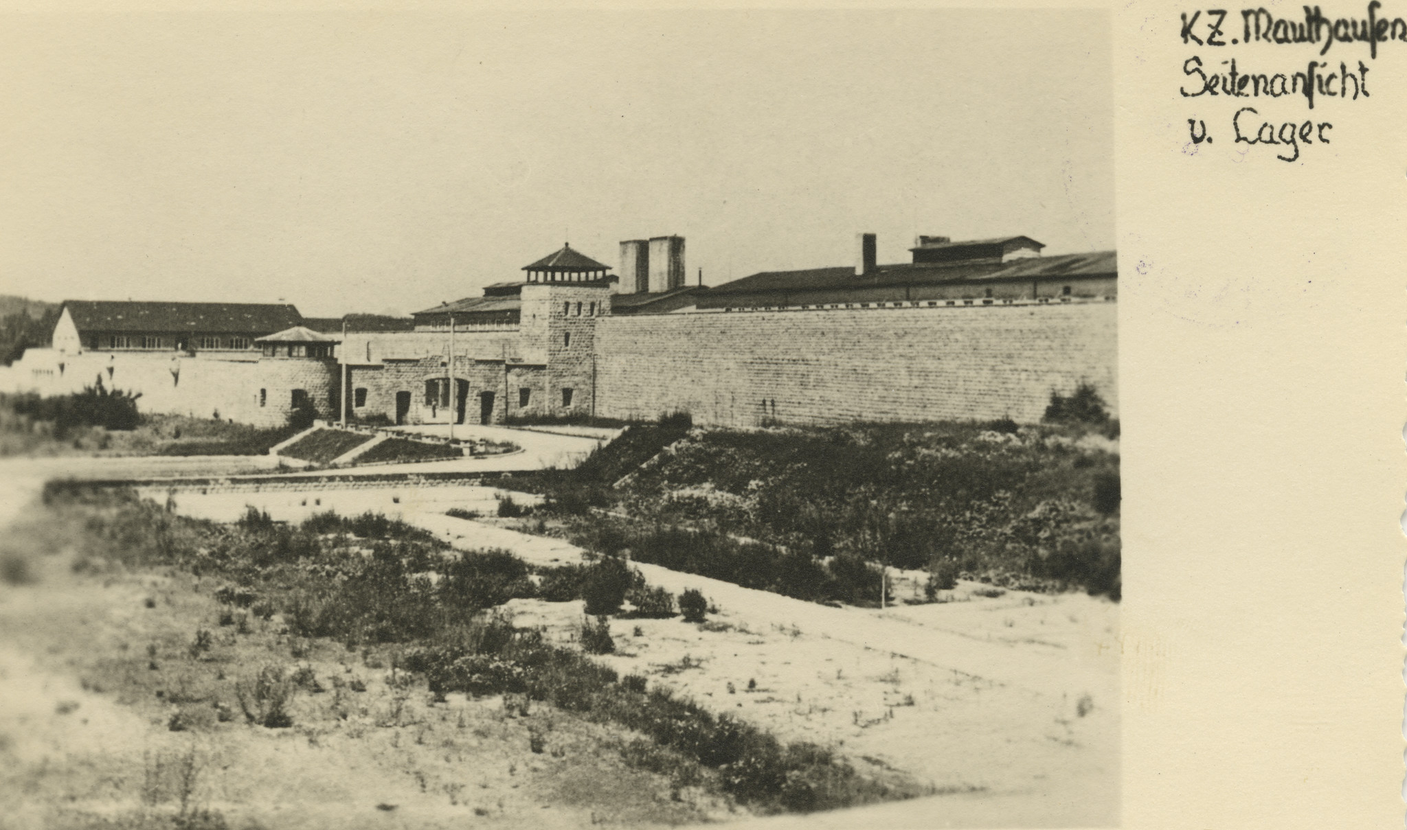 "KZ Mauthausen, Seitenansicht vom Lager"