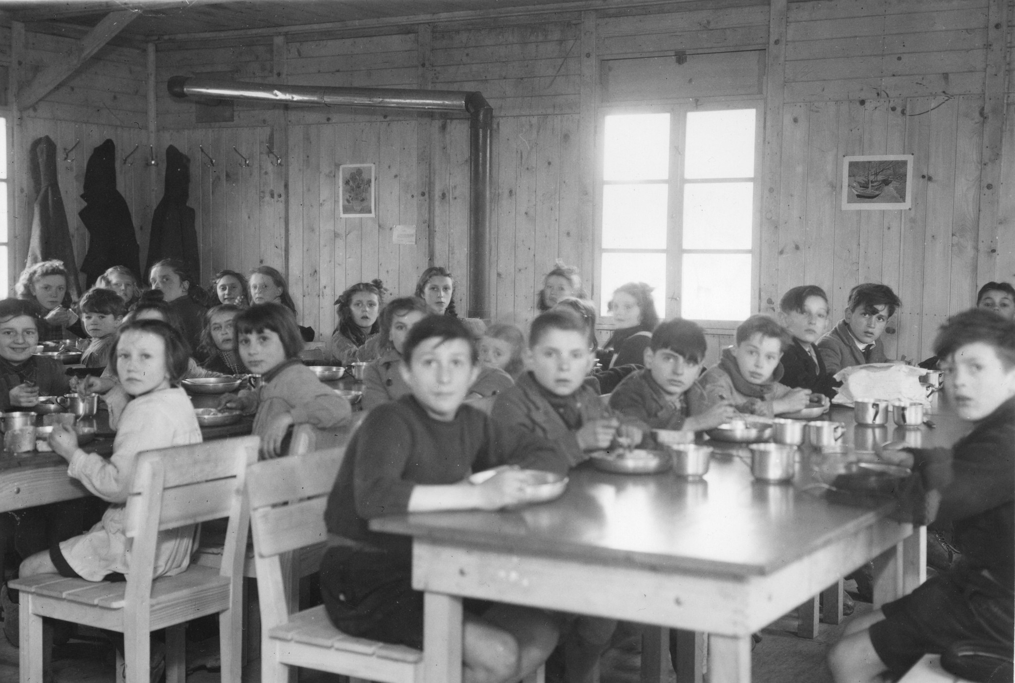 "Saint-Lô, La cantine scolaire", Kinder beim Essen in einer Mensa, vermutlich um 1946, [Sozialzentrum des SAH, "Ouvert à toute la population de St-Lô"]