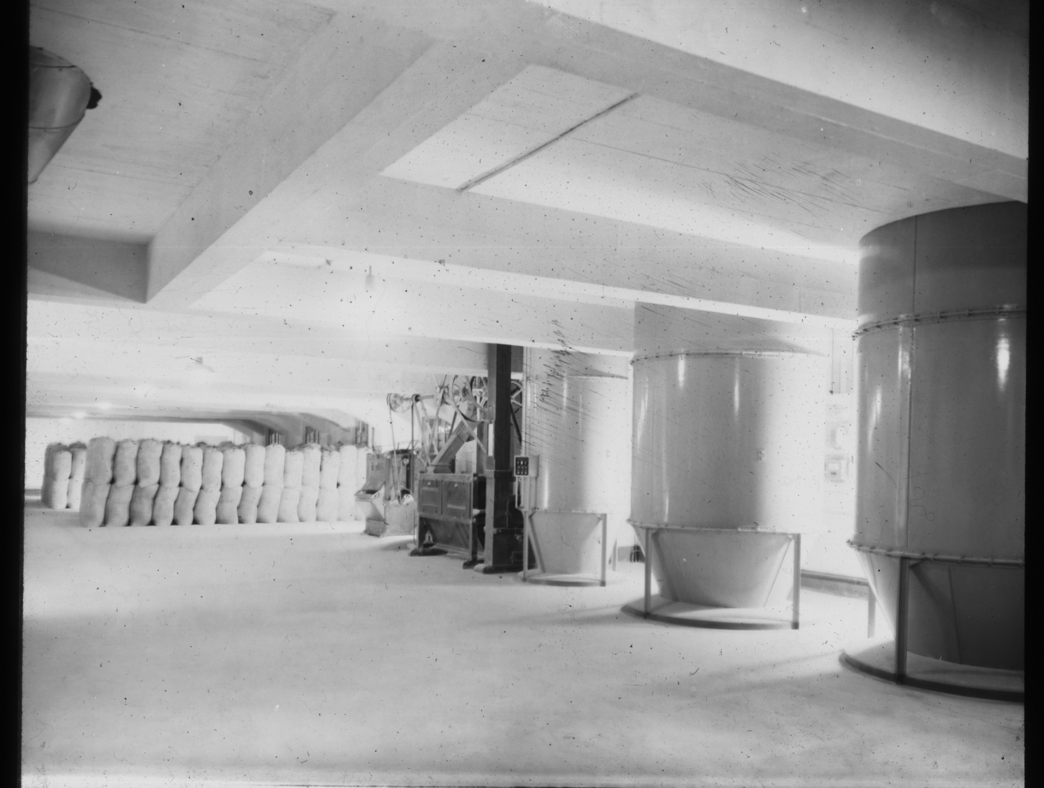Dia: Innenansicht Lagerhaus des LVZ.