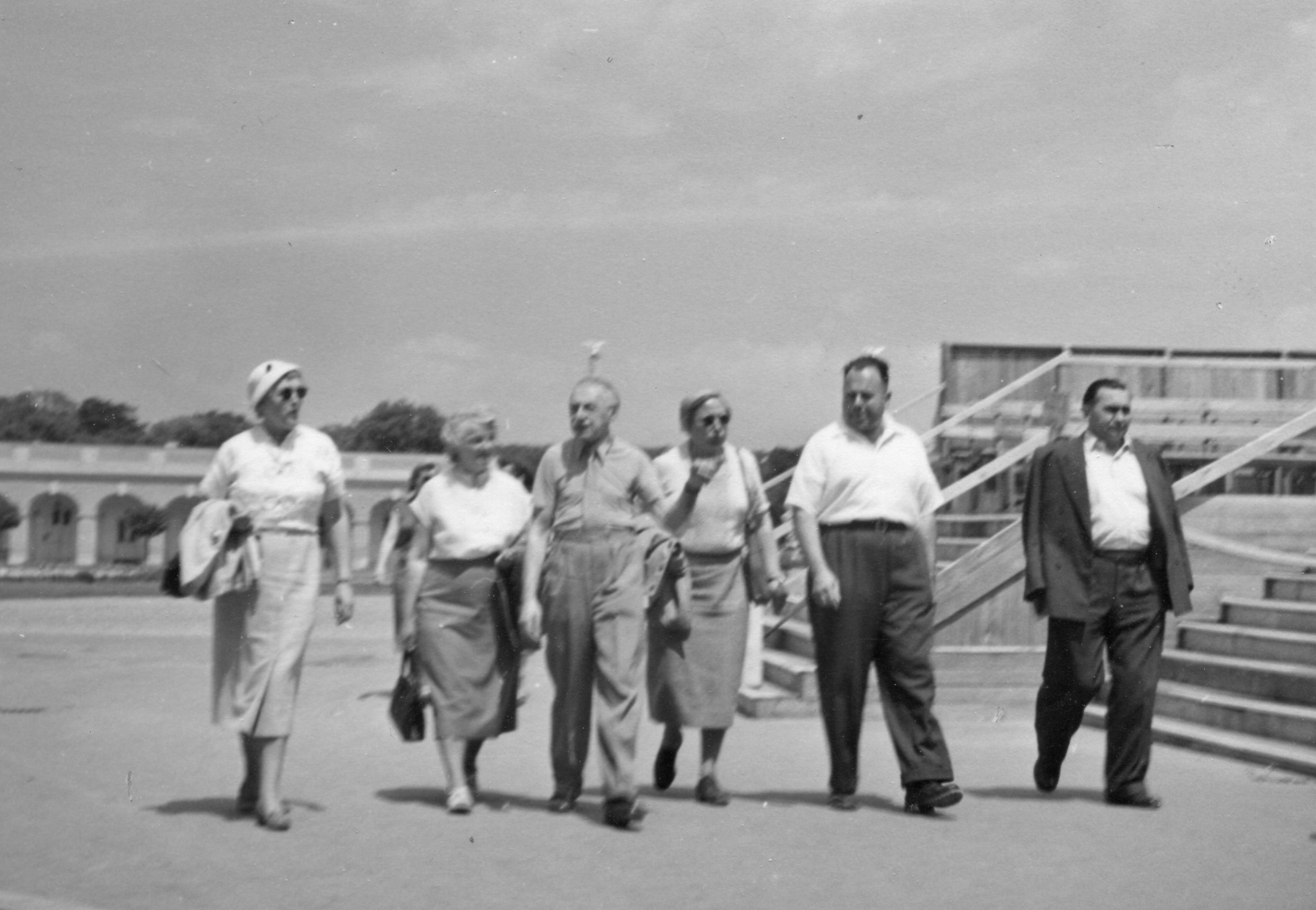 Sammellager im Haus des SMUV Sierre-Aktion zugunsten notleidender Gewerkschafter 1951; eine Gruppe von sechs Personen auf Platz laufend, Röbi Risler zweiter von Rechts
