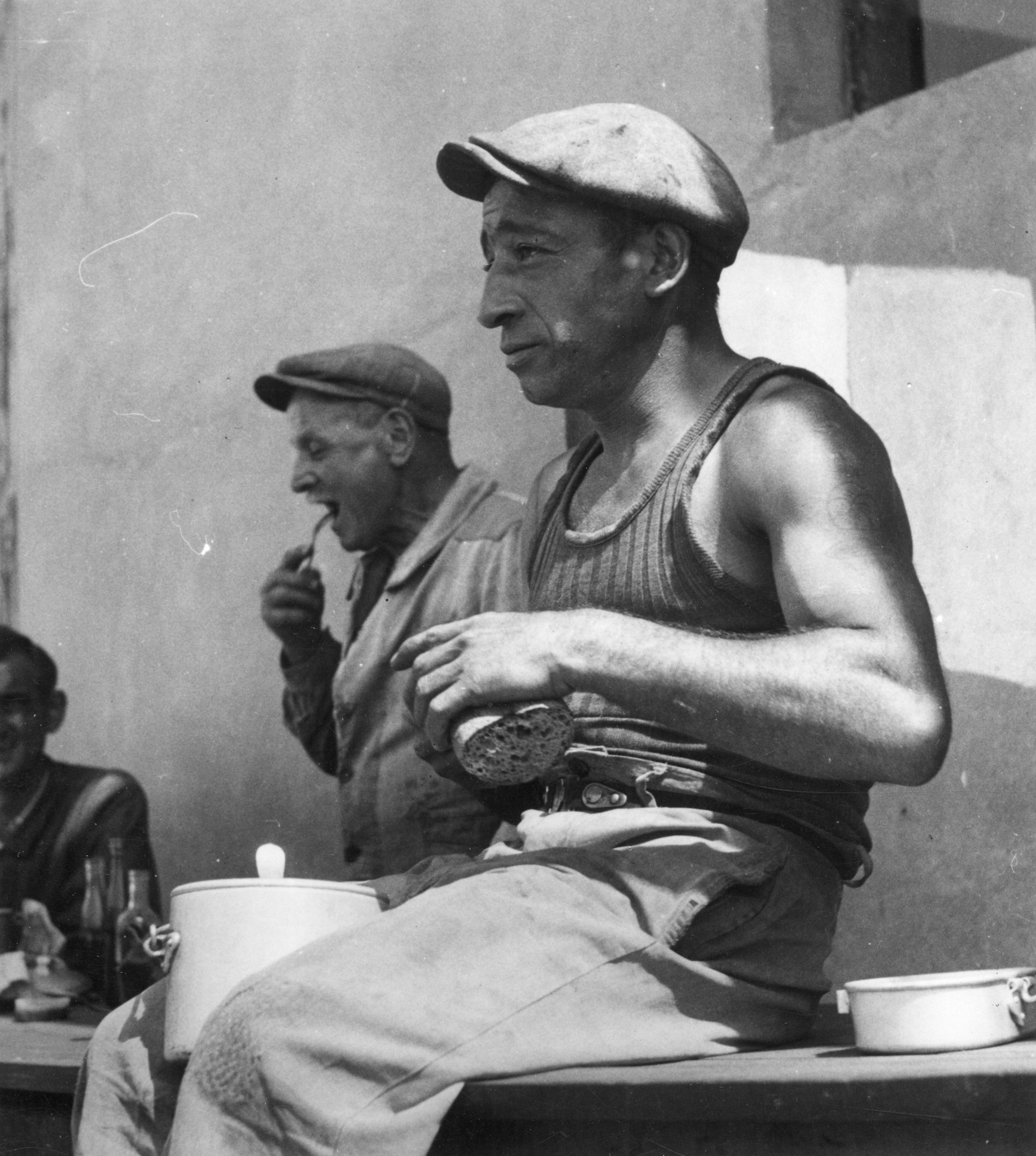 "Lyon 1945. SOMUA-Arbeiter beim Mittagessen in der Kantine." Société d'Outillage Mécanique et d'Usinage d'Artillerie (SOMUA), Unternehmen der Rüstungs- und Kraftfahrzeugindustrie
