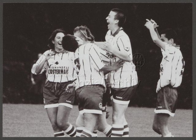 EuroGames 01.-04.06.2000 (Mai 2000, Zürich) – "Lesben im Freudentaumel am lesbischen Fussballturinier/ Lesbians full of joy at a lesbian soccer tournament"