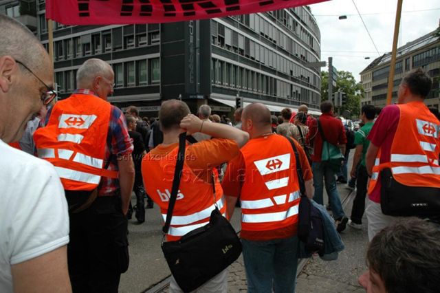 Christopher-Street-Day (CSD) 2005: "Go for YES" (04.06.2005, Zürich) – Mitarbeitende der SBB, oben: "PinkRail"