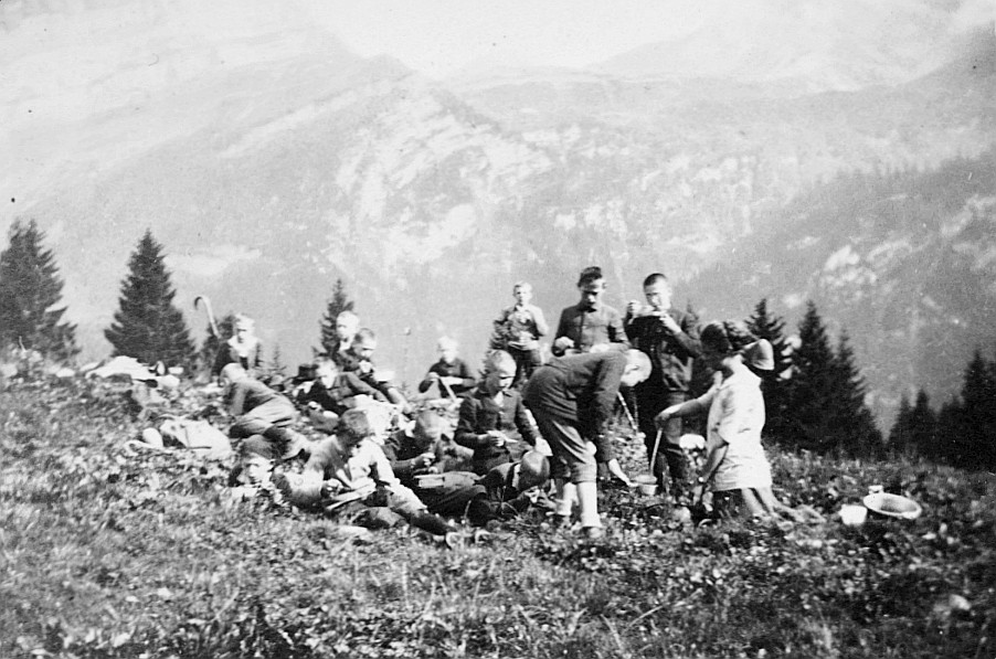Wandervögel bei einer Rast (vermutlich) während einer Wanderung (1920)