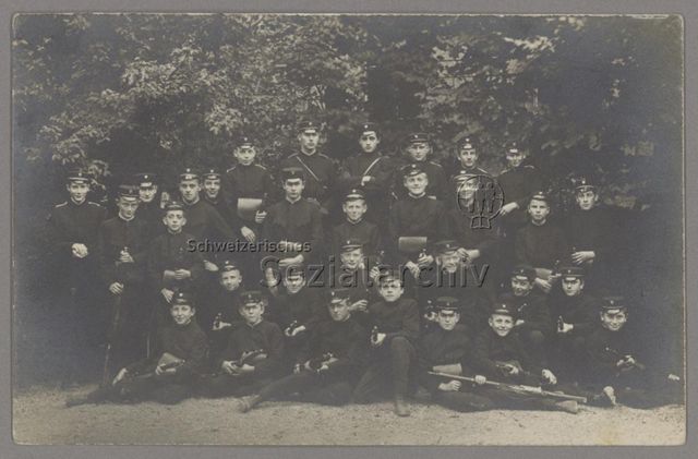 Winterthurer Kadetten mit Gewehren, um 1914