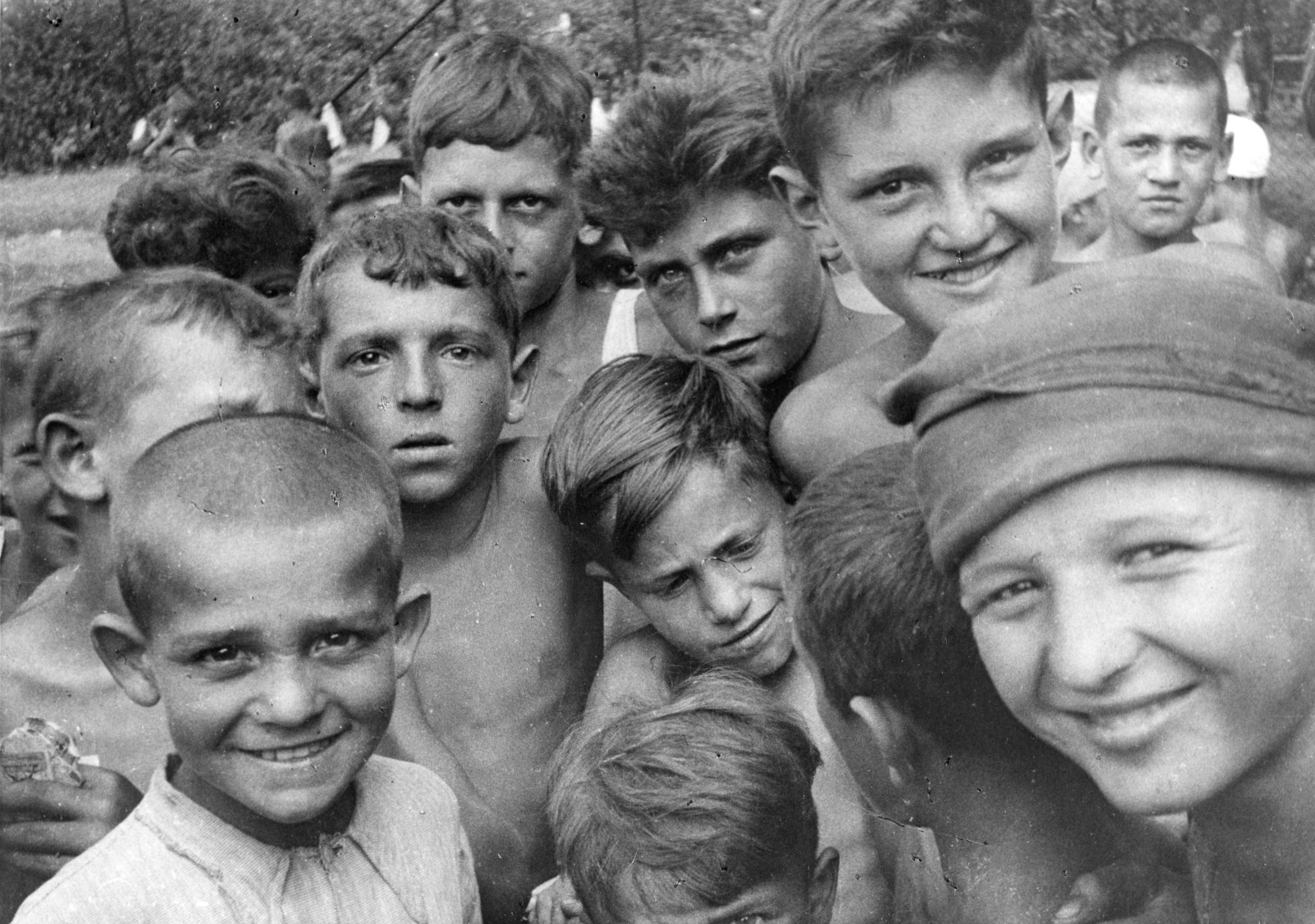 "Torino, Sommer 1946"; Kinder der Ferienkolonie Venaria, essen die Nahrungsmittel der Schweizer Spende