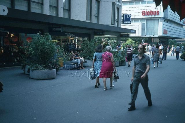 "Fussgängerzone, Zürich" - Fussgänger in der Stadt; um 1975