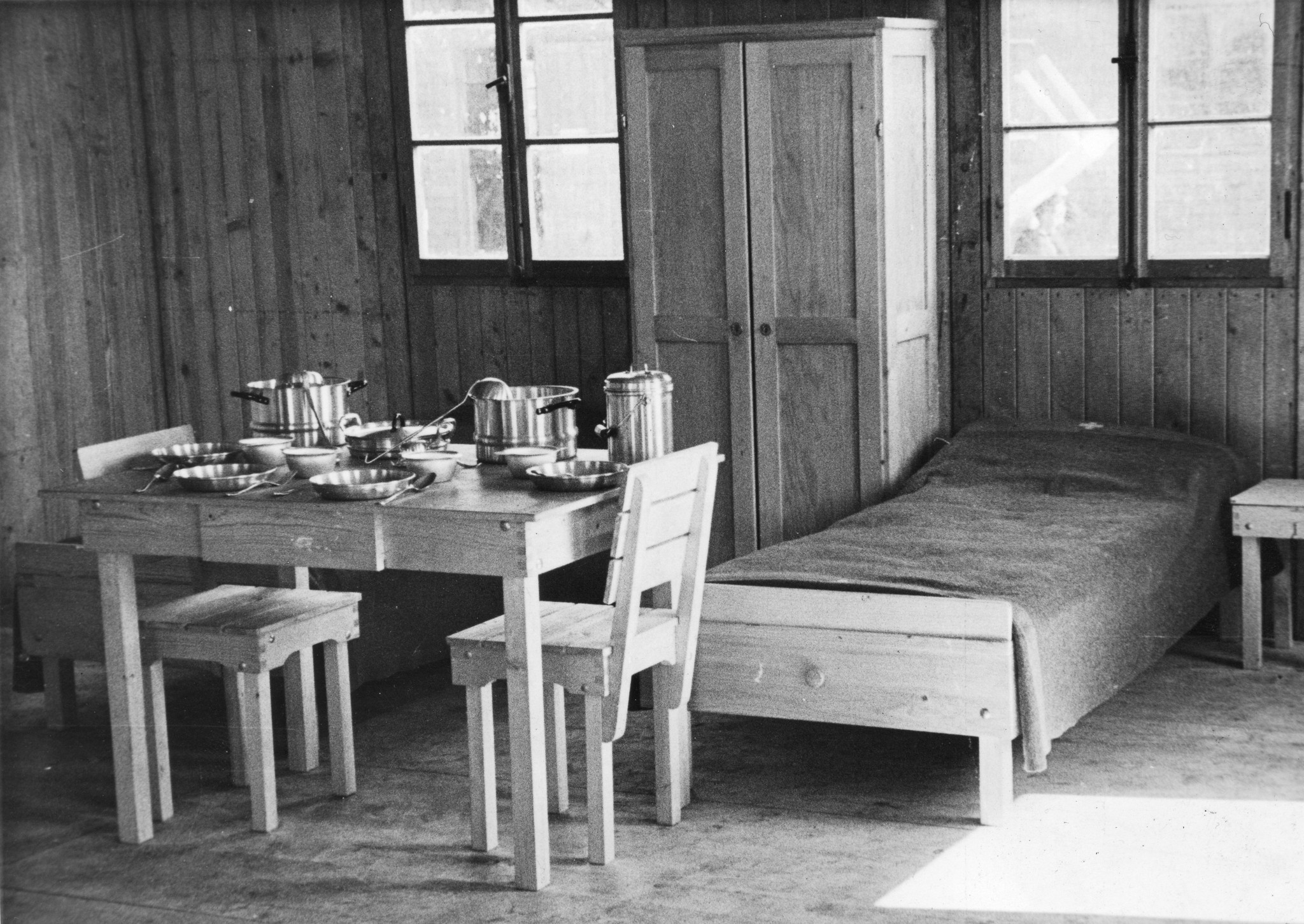 "AERMO-Möbel-Ausstellung", Bett, Schrank, Tisch, Stühle und Küchengeschirr, in der Schweiz, 1945