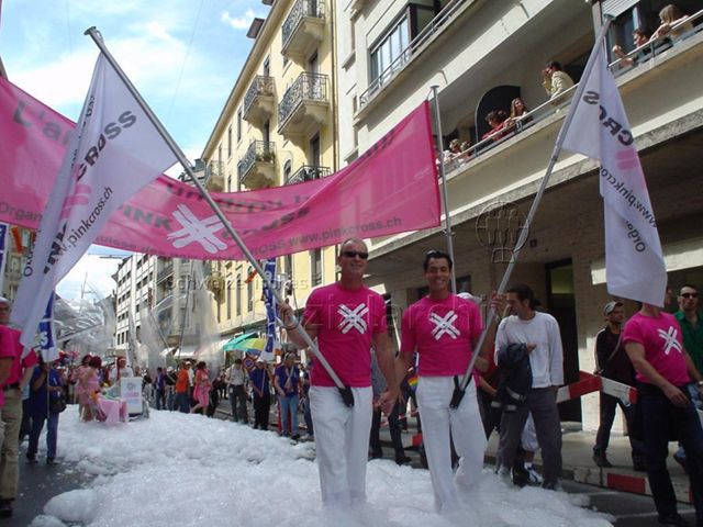 Pride Romande 2004 (10.07.2004, Genf) – Fahnenschwinger: Pierre Rosselet (mitte-links), "L'amour: un droit humain! – Pink Cross"