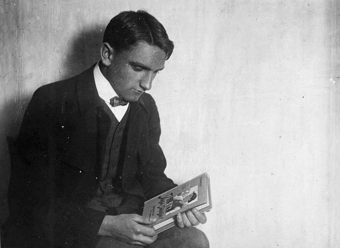 Schwahn das erste Wandervogel Opfer Einzelporträt eines Mannes ein Buch in den Händen tragend (1910)