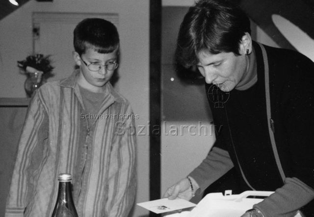 "Michael Stadelmann bestaunt mit Christine Beerli, Stiftungsratspräsidentin von Pro Juventute, den Inhalt des Philatelie-Sammel-Koffers"; 1999