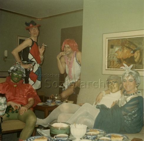Foto aus Nachlass von Werner Dietrich - Fasnacht bei Bruno Hotz, Färberstrasse 30,  Röbi Rapp (rechts), Philipp Vialatte (2.v.r.), Coni Zuppiger (links) - ca. 1965