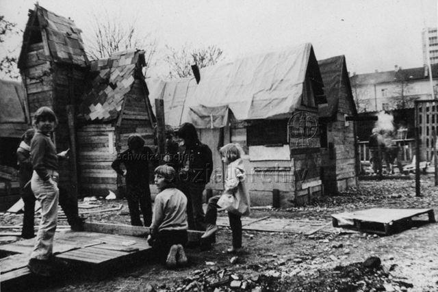 "Robinsonspielplatz Volta, Basel" - spielende Kinder; 1972