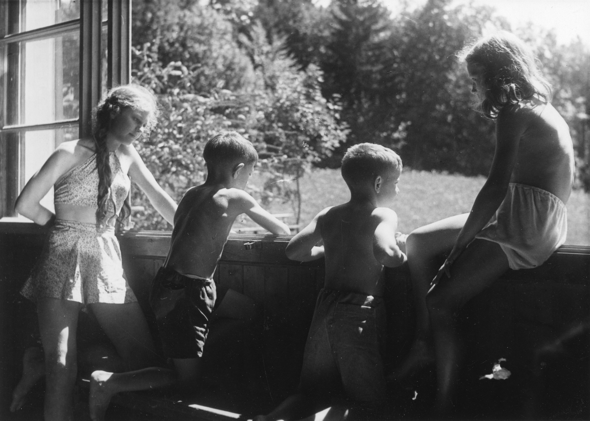 "Mösli Welschlager 45"; Kinder schauen aus einem offenen Fenster