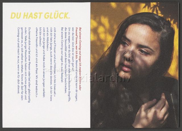 links: "Du hast Glück.", Coming-Out und Labels; rechts: Sara, 19 – Infobüchlein für Jugendliche der AIDS-Hilfe Schweiz in Zusammenarbeit mit anderen queeren Organisationen über sexuelle Orientierung, Geschlechtsidentitäten und Coming-Out (August 2019)