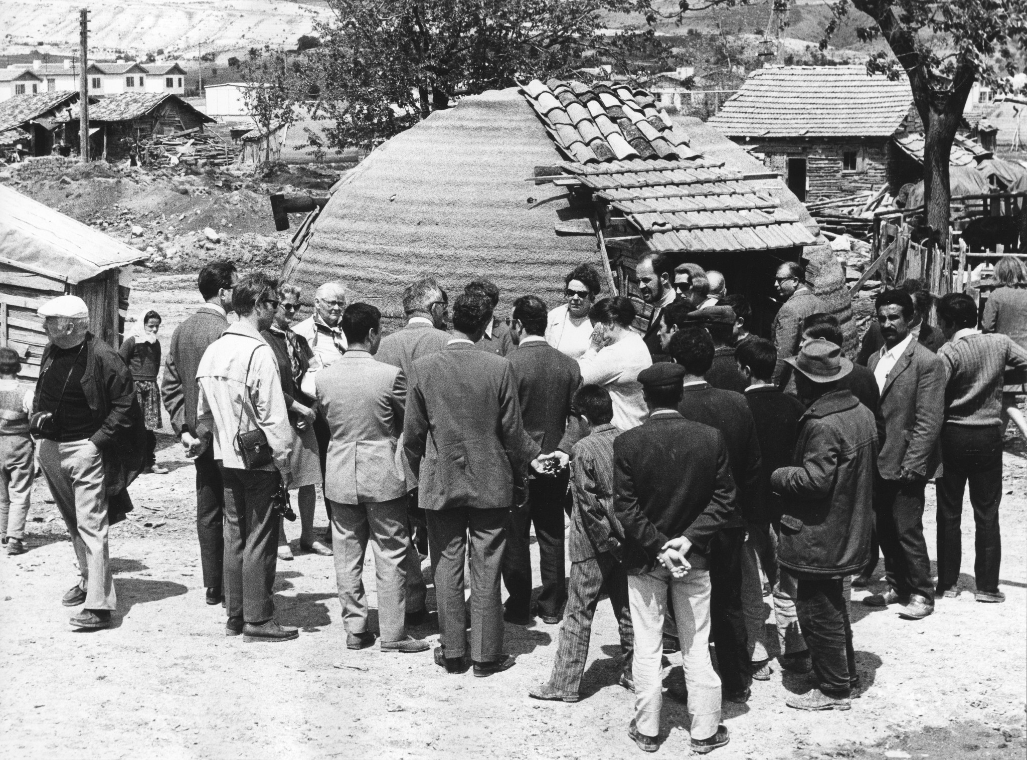 Türkei: Erdbeben; eine Gruppe von Personen steht vor einer Baracke