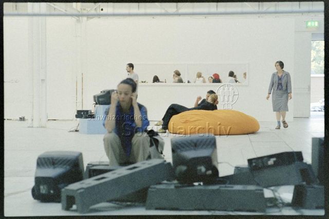 Publikum in der Ausstellung, abgebildet rechts: Mo Diener