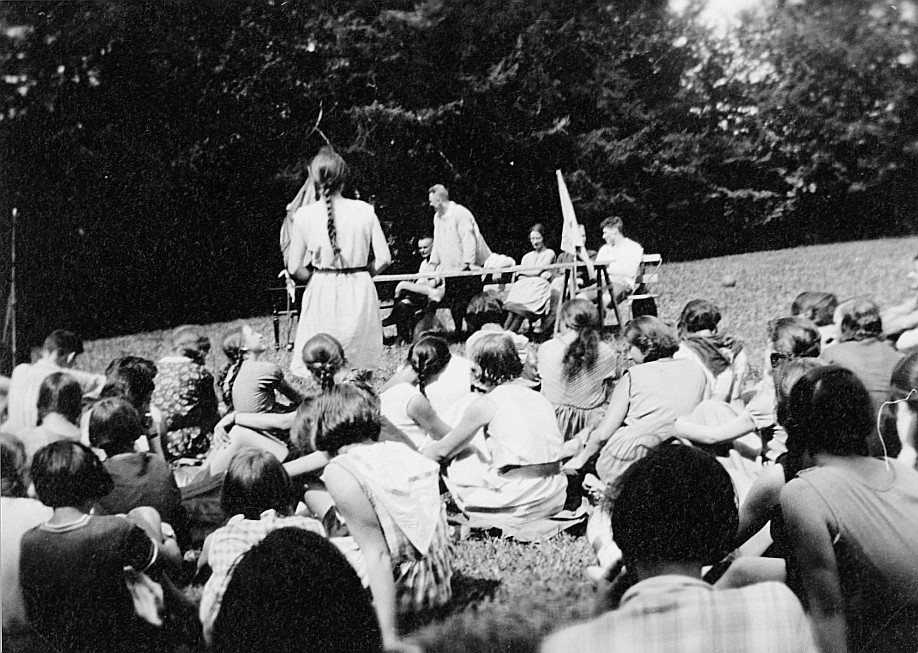 Wandervogel-Landsgemeinde (vermutlich in Hombrechtikon): Versammelte Wandervögel sitzen auf der Wiese vor dem Tisch der Landsgemeind