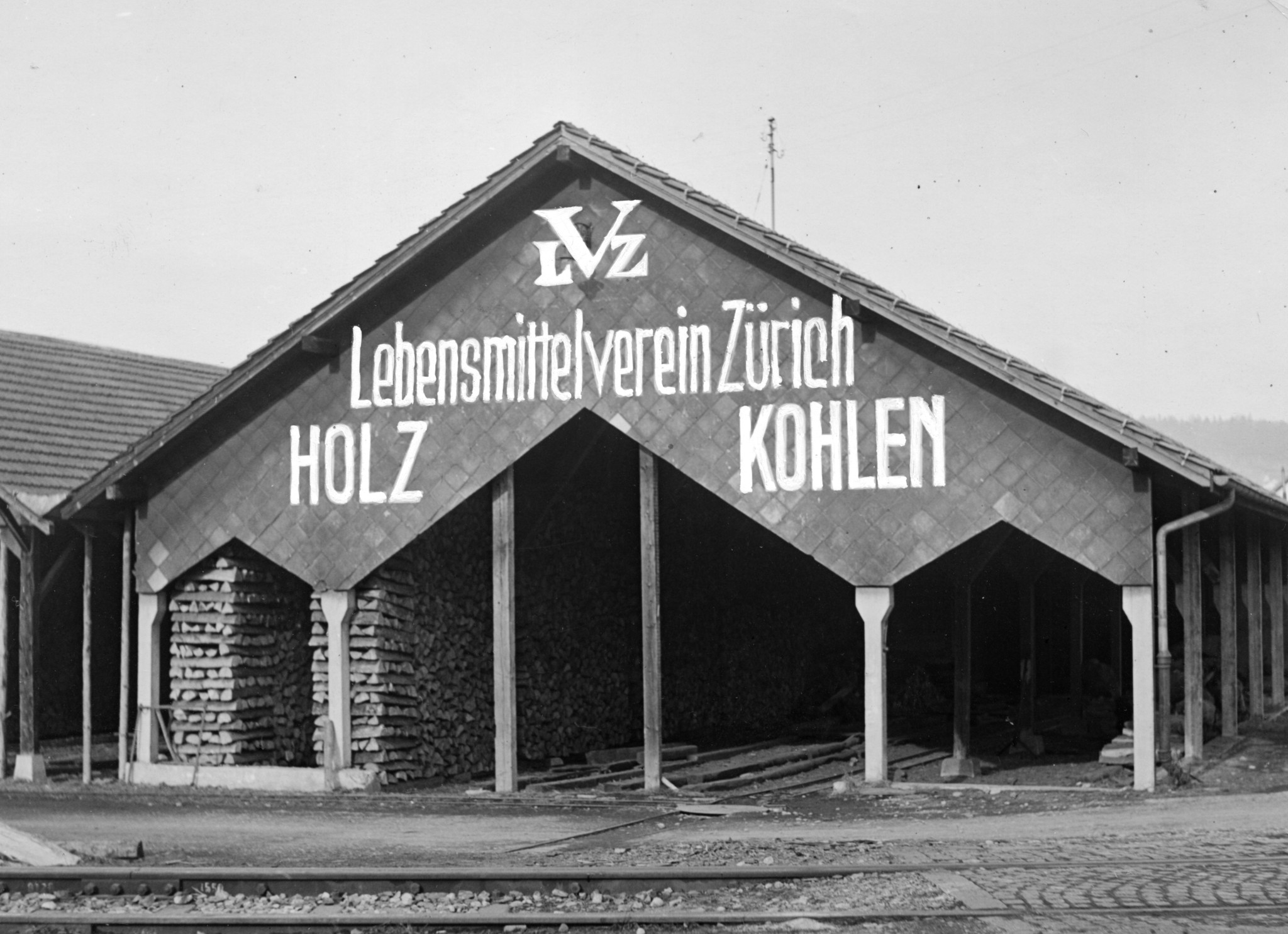 Holz- und Kohlelager an der Turbinen- / Lichtstrasse in Zürich: Aussenansicht der Lagerhalle des Lebensmittelvereins Zürich LVZ