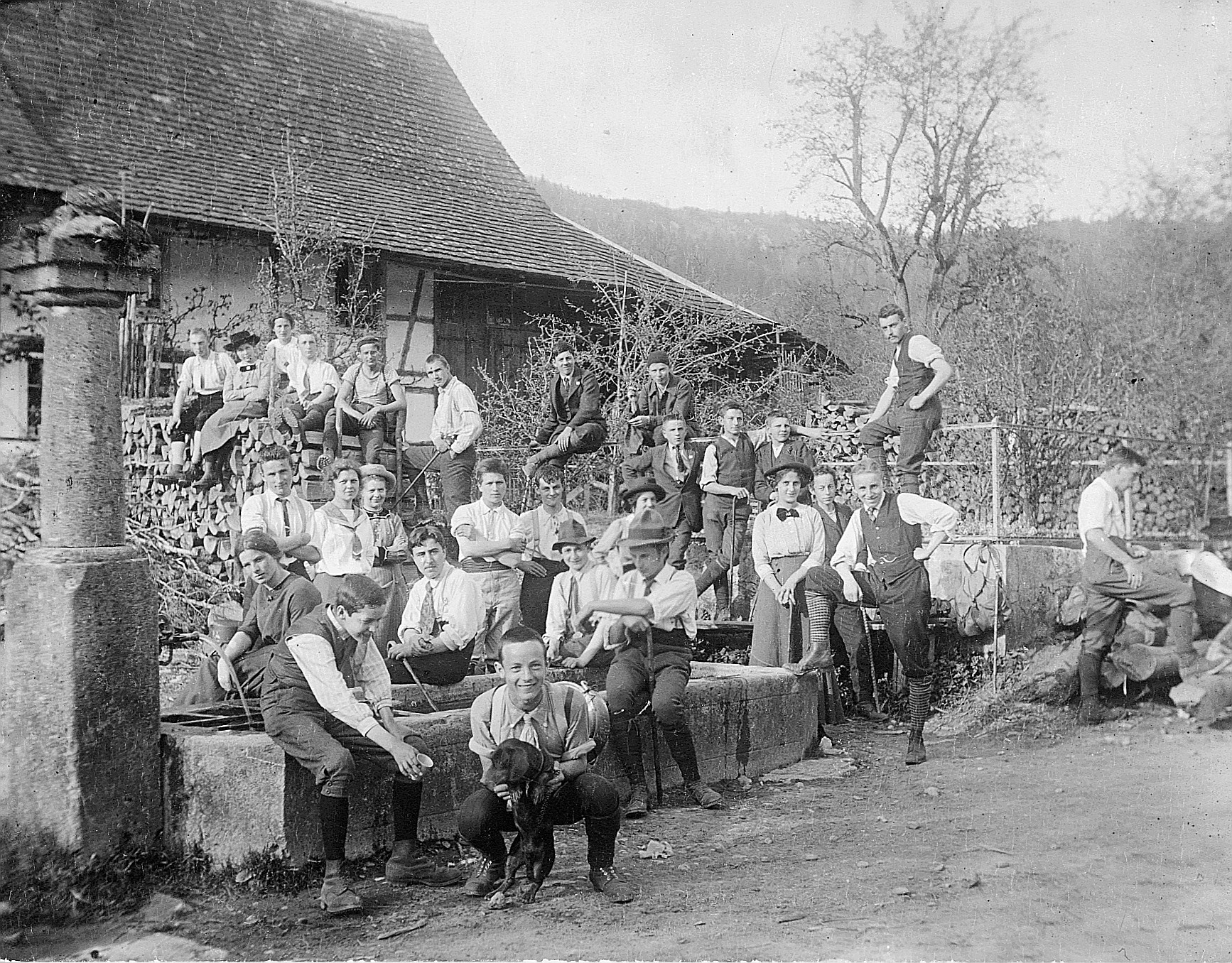 Gruppenporträt der Wandervogel-Ortsgruppe Turicum bei einem Brunnen vor einem Bauernhof (1914)