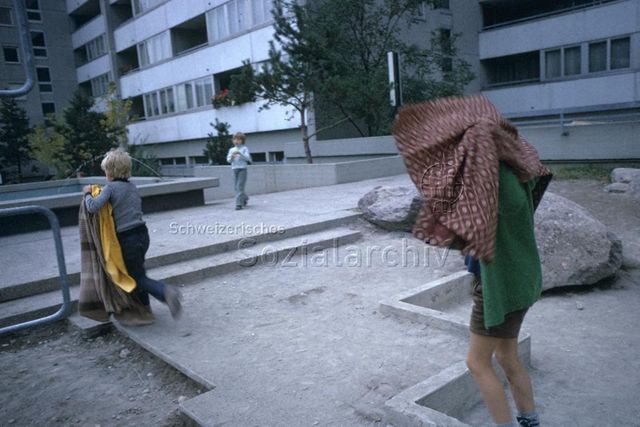 "Freizeitanlagen, Gemeinschaftszentren: Lochergut, Zürich" - Kinder auf einem Hartplatz beim Spielen mit Tüchern; um 1970