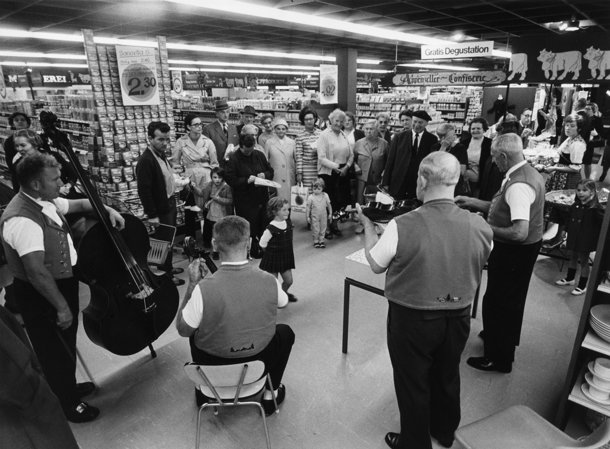 Appenzeller-Wochen in einem Supermarkt: Musik-Kapelle beim Spielen, Kunden
