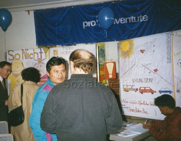 "Vernissage Plakate Aktionstag 1996" - Besucherinnen und Besucher vor den von Kindern und Jugendlichen gestalteten Plakaten