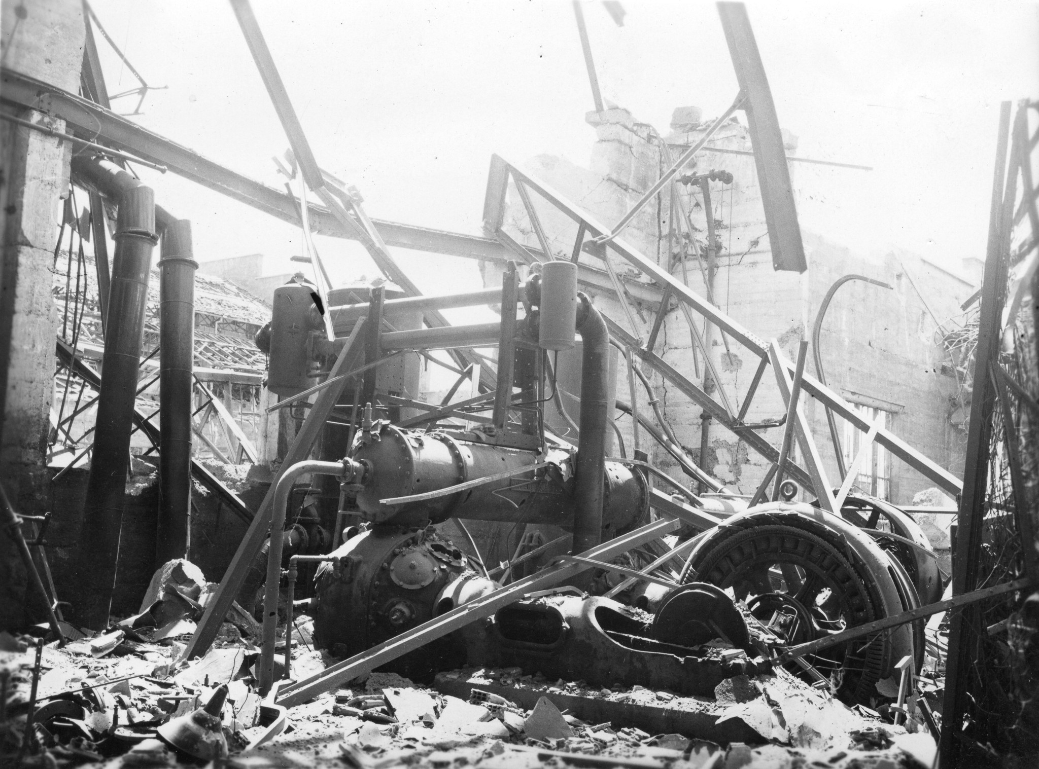 "Lyon, Usines Berliet. Compresseur atelier emboutissage.", Zerbombte Lastkraftwagenwerke