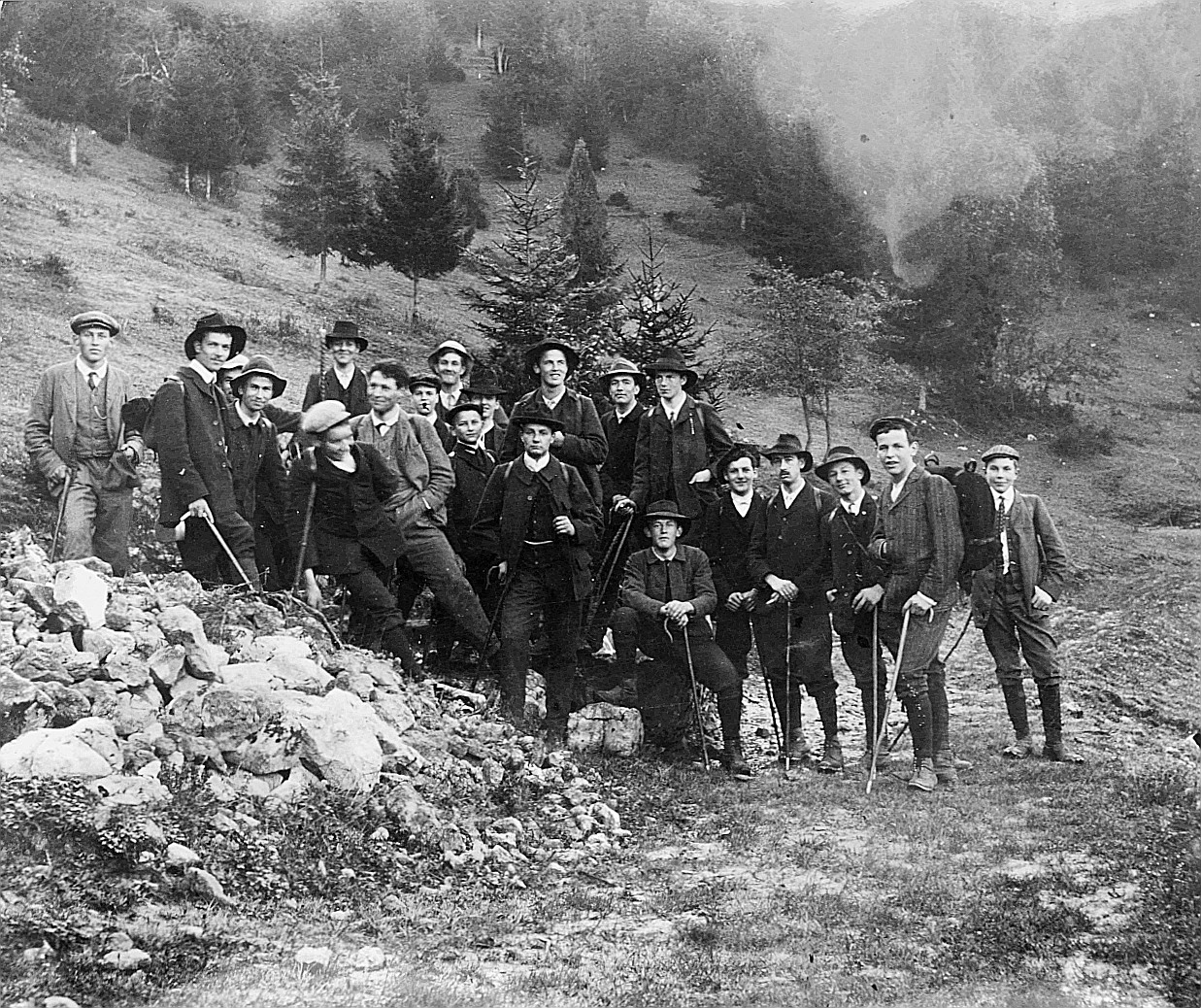 Gruppenporträt der Wandervögel, vermutlich während einer Wanderung (1914)