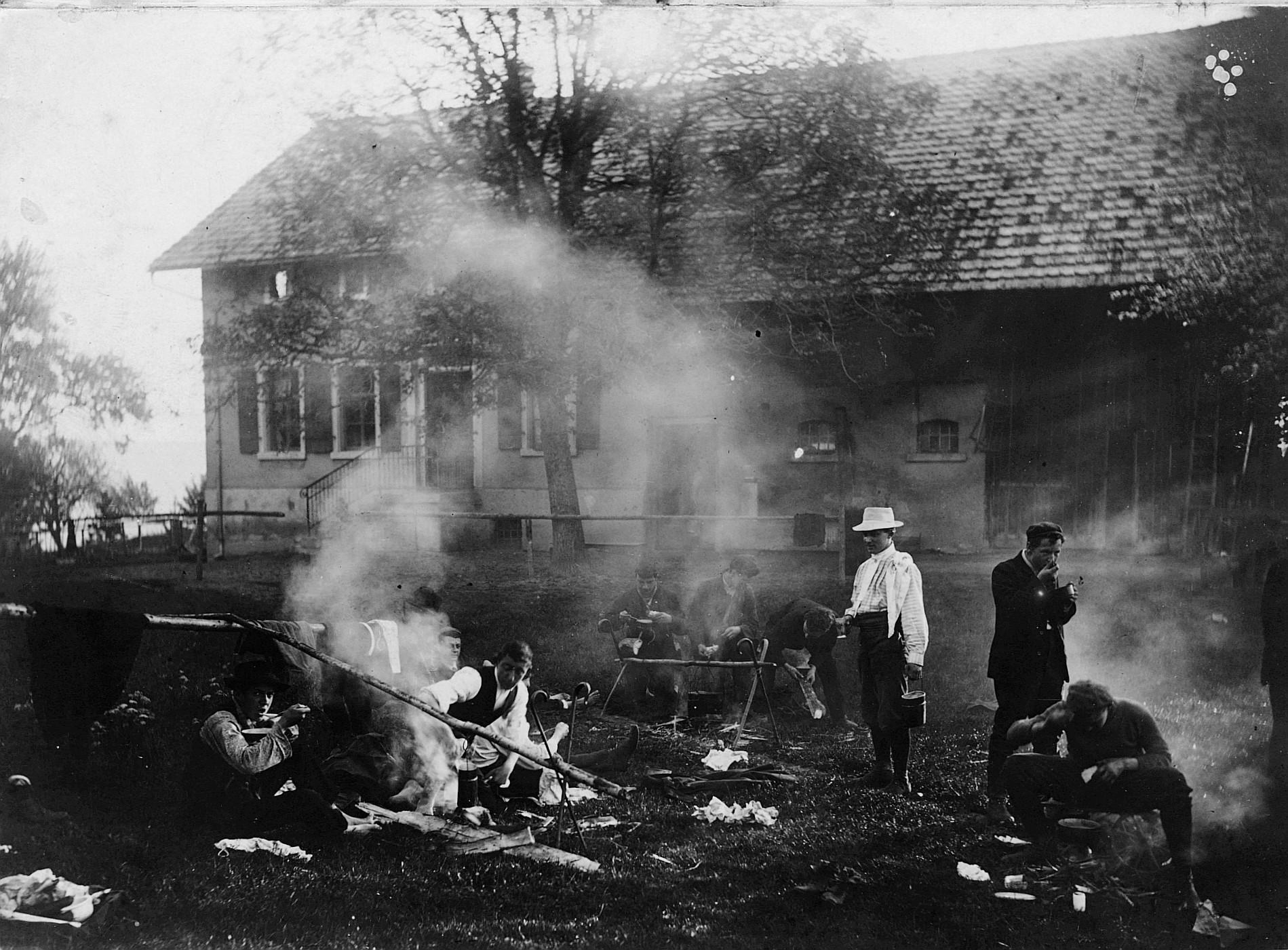 Industria Winterthur - Wandervögel vorbereiten die Mahlzeit auf dem Feuer im Freien (vermutlich) - Karl Lange v/o Spatz aus Lodz (19