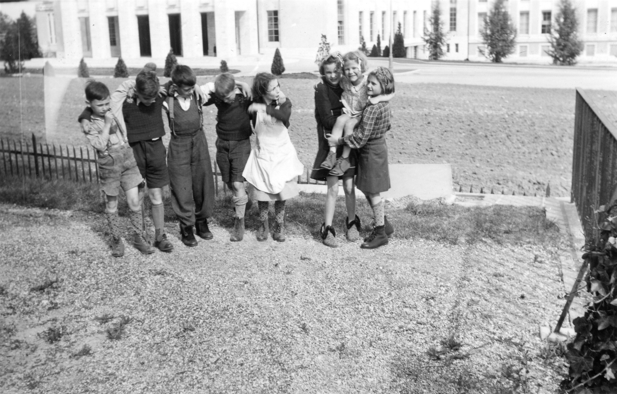 "Genève - Vieux Bois, Frühjahr 1946. Die Wienerkinder aus dem Heim."; Kinder posieren für das Foto
