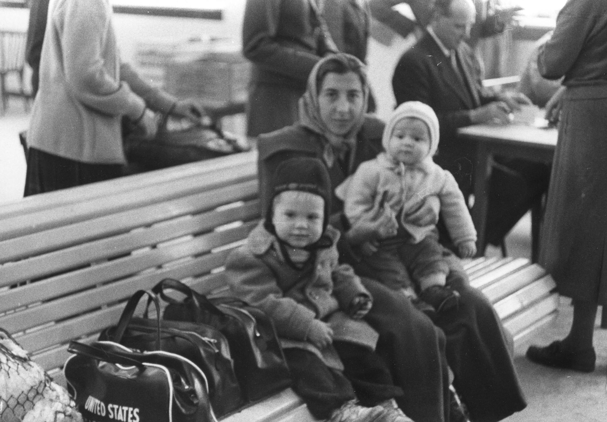 Eine Ungarin wartet mit ihren beiden Kindern am Wiener Flughafen auf ihren Flug nach England