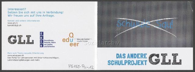 Vorderseite (rechts): "Schwule Sau!" (durchgestrichener Text auf einer Wandtafel), "Das andere Schulprojekt – GLL"; Hinterseite (links): Kontaktangaben, Sponsoren – Werbeflyer der Arbeitsgruppe GLL (später ABQ) für das eigene Aufklärungsprogramm in Schulen (um 2010)
