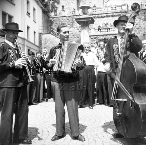 Musikkapelle mit Klarinette, Handorgel und Kontrabass, um 1960