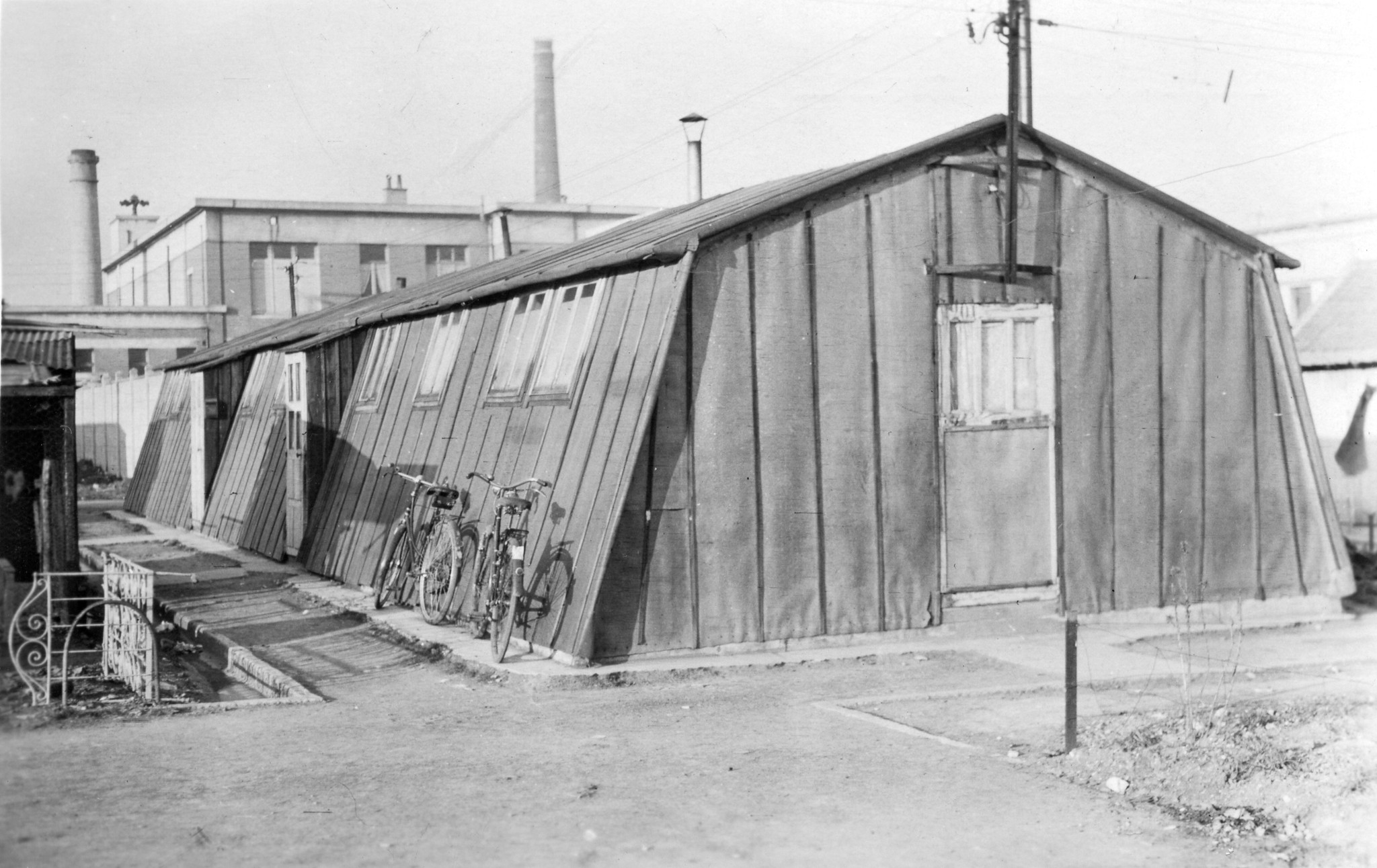"Les primitives baraques abritant les sinistrés 18.12.46"; die einfachen Baracken der Opfer