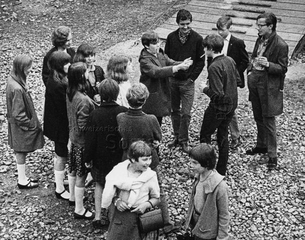 Freizeitanlage "Heuried", Zürich - Jugendliche stehen beisammen, drei Jungen rauchen; um 1970