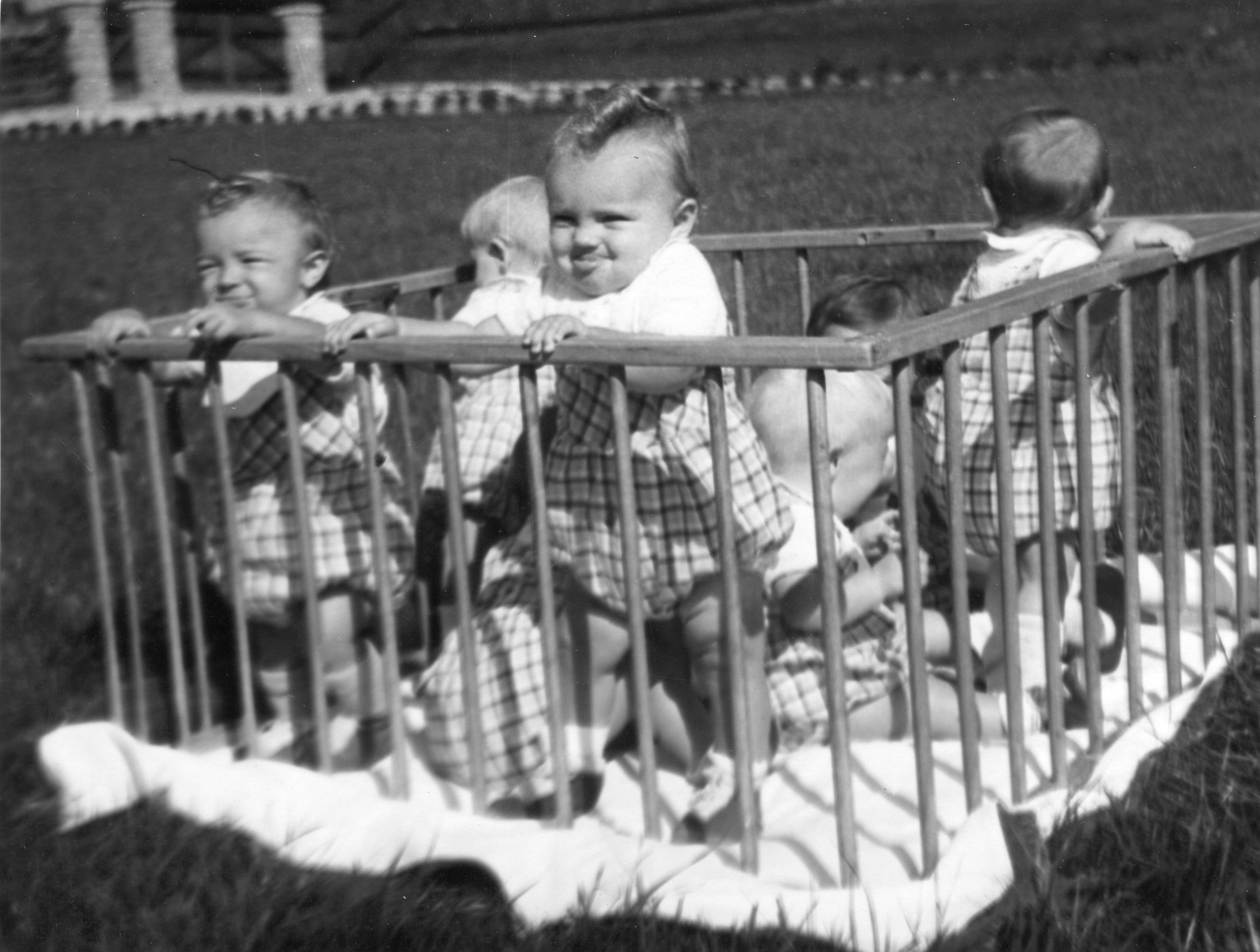 "Säuglings- und Kinderheim Schwyzerhüsli, Innsbruck"; Kleinkinder im Laufgitter