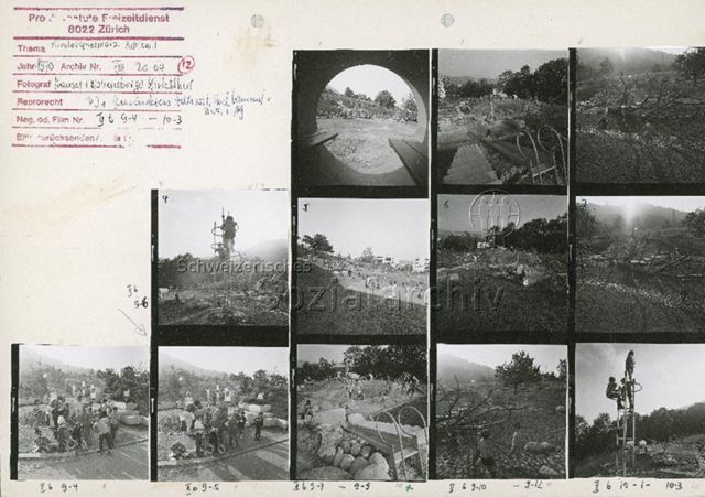 "Kinderspielplatz Adliswil" - Ansicht der Anlage, spielende Kinder, Rutschbahn, Klettergerüst; 1970
