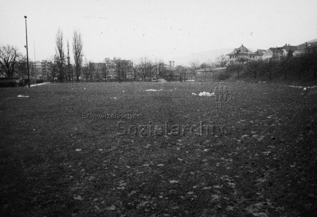 "Spielplatz - schlechte Beispiele, Olten" - Ansicht einer Anlage, Wiese; 1978