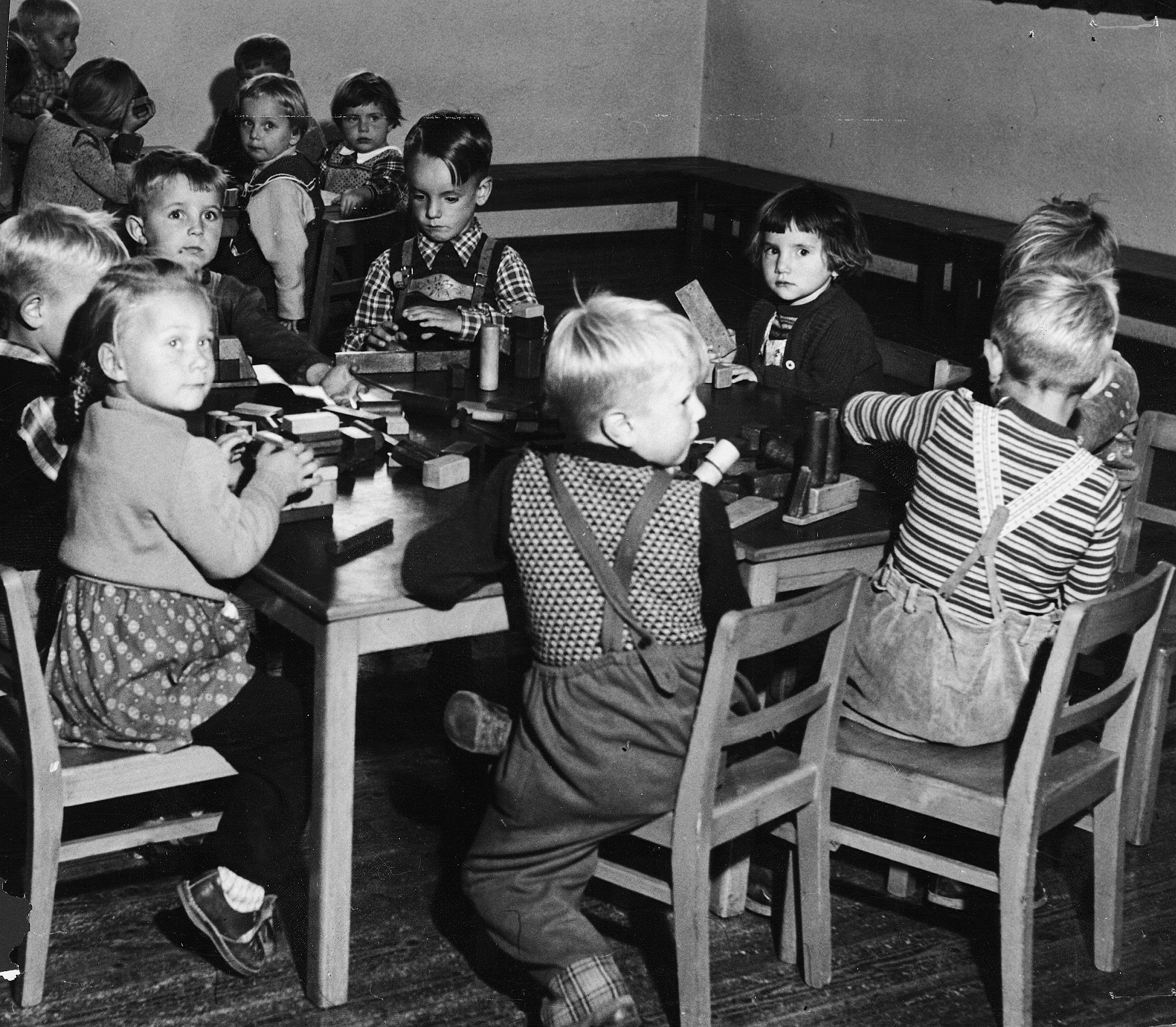 Arbeiterwohlfahrt: "Haus der Jugend" im Flüchtlingslager Ulm-Wilhelmsburg; Kleinkinder an einem Tisch sitzend und spielend