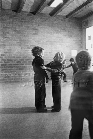 "Kindergarten" - Kinder beim Spielen; um 1980