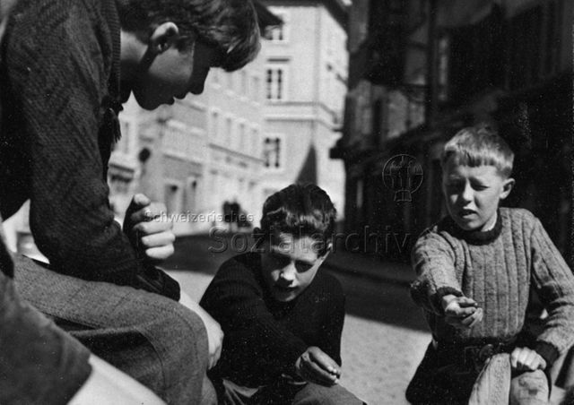 Kinder und Jugendliche beim Spielen; um 1965
