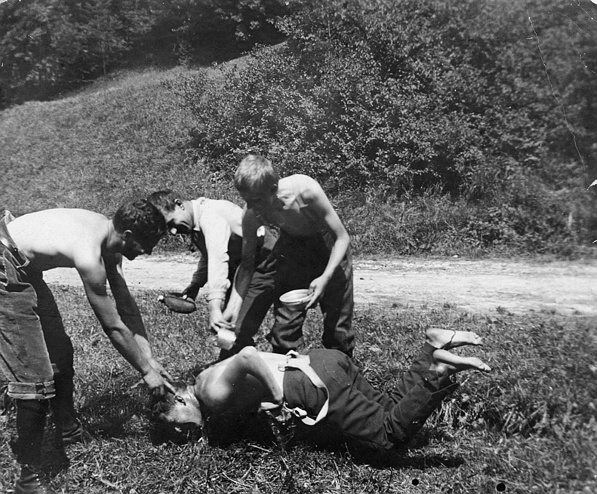 Ortsgruppe Aarau Kantonsschule auf einem Ausflug - Drei Wandervögel auf Max Frey Wasser spritzend (um 1914)