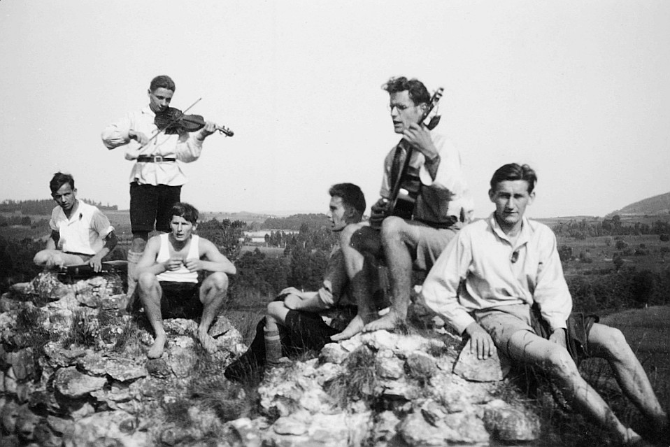 Wandervögel der Ortsgruppe Kreuzlingen am Nussbaumersee: Zwei Wandervögel musizieren (Geige, Gitarre) (1930)